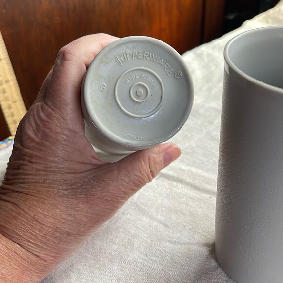 Tupperware lot of 4 assorted glasses one with lid - Picture 5 of 8